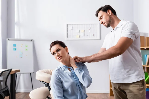 Masseur Standing Looking Businesswoman Pain Neck Looking Away While Sitting — Stock Photo, Image