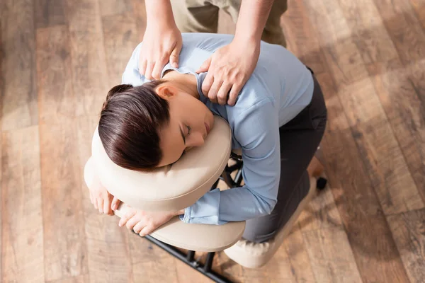 Overhead View Masseur Massaging Shoulders Brunette Businesswoman Closed Eyes Sitting — Stock Photo, Image