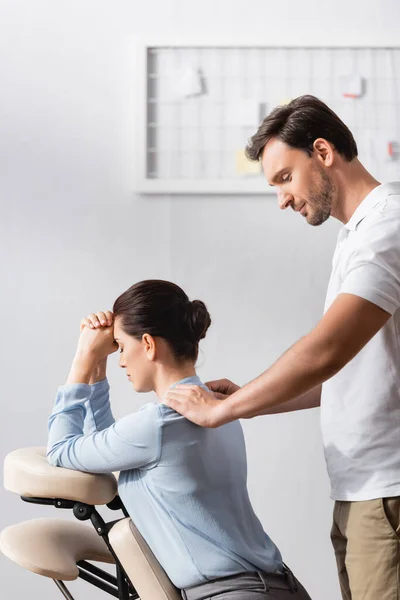 Masajista Sonriente Haciendo Masaje Sentado Hombros Mujer Negocios Oficina Sobre — Foto de Stock