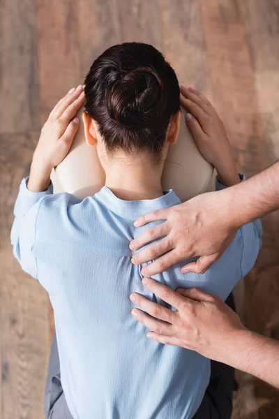 Vista Dall Alto Del Massaggiatore Che Massaggia Schiena Della Donna — Foto Stock