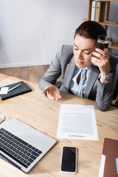 Empresaria Cansada Sosteniendo Vaso Agua Mirando Analgésicos Mientras Está Sentada — Foto de Stock