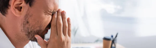 Вид Измученного Офисного Работника Молитвенными Руками Страдающего Мигренью Размытом Фоне — стоковое фото
