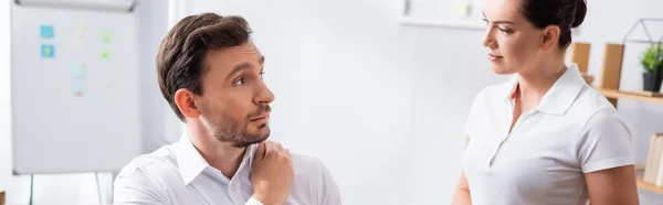 Masseuse Kijken Naar Zakenman Met Hand Schouder Klagen Met Wazig — Stockfoto