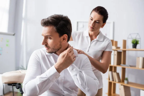 Massagem Massagista Ombro Doloroso Empresário Apontando Com Dedo Sentado Cadeira — Fotografia de Stock