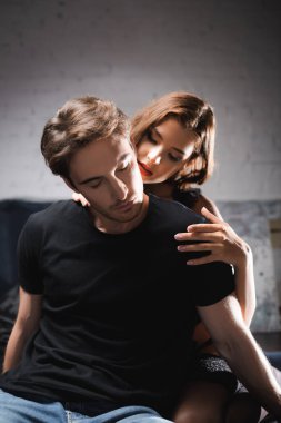 Çoraplı, dokunaklı ve gözleri kapalı seksi bir kadın. 