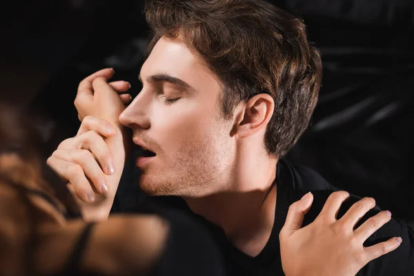 Homem Com Olhos Fechados Beijando Mão Namorada Primeiro Plano Borrado — Fotografia de Stock