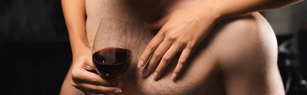 Bir Kadeh Şarapla Çıplak Erkek Arkadaşının Göğüslerine Dokunan Kadın Manzarası — Stok fotoğraf