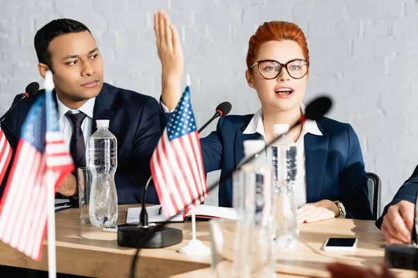 Indischer Politiker Sieht Rothaarige Frau Mit Erhobener Hand Während Sitzungssaal — Stockfoto