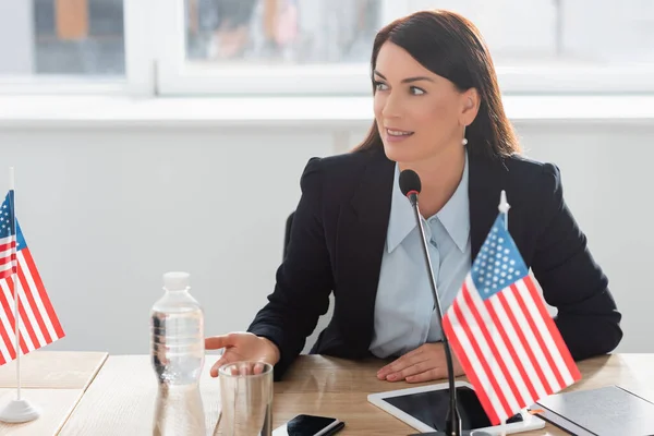 Lächelnde Frau Offizieller Kleidung Die Wegschaut Während Sie Mikrofon Spricht — Stockfoto