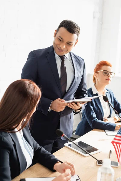 Glimlachende Indiase Politicus Kijkt Naar Vrouwelijke Collega Terwijl Hij Bestuurskamer — Stockfoto