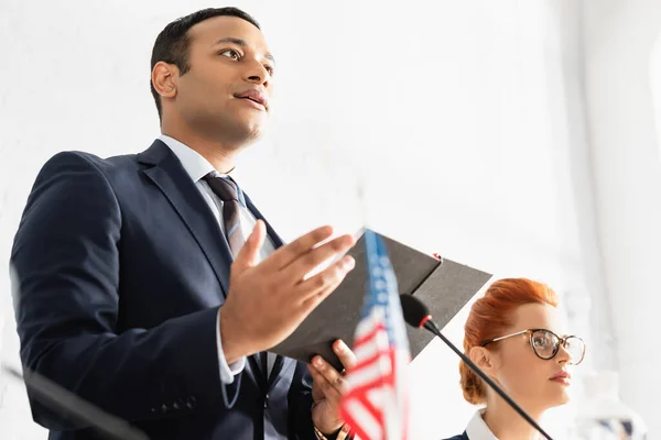 Laag Gezichtspunt Van Indiaanse Politicus Wijzend Met Hand Met Notitieboekje — Stockfoto