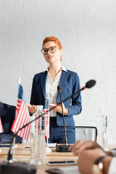 Redhead Kvinnlig Politiker Talar Politiker Parti Möte Suddig Förgrund — Stockfoto