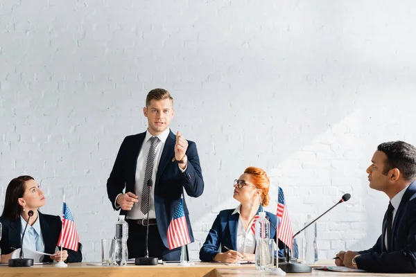 Interrassische Politiker Schauen Auf Ernstzunehmendes Parteimitglied Das Sitzungssaal Spricht — Stockfoto