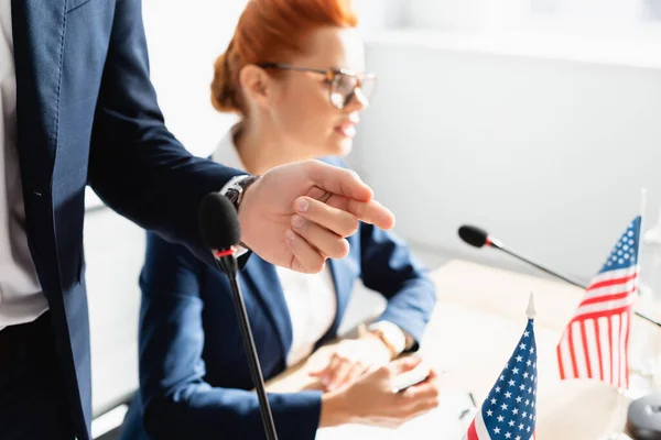 Politiker Zeigt Mit Dem Finger Während Neben Kollegin Auf Verschwommenem — Stockfoto