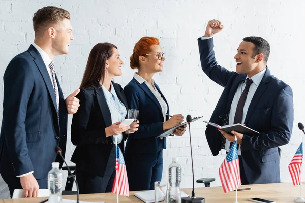 Felices Políticos Multiculturales Mirando Excitado Líder Del Equipo Con Mano — Foto de Stock