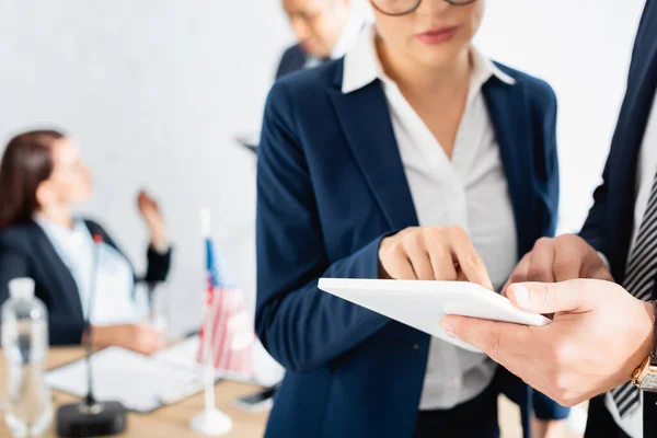 Mujer Señalando Con Dedo Tableta Digital Cerca Los Políticos Fondo — Foto de Stock