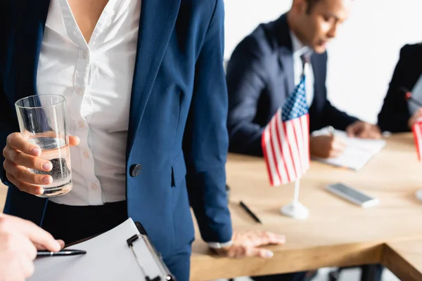 Politico Che Tiene Bicchiere Acqua Vicino Collega Che Punta Con — Foto Stock