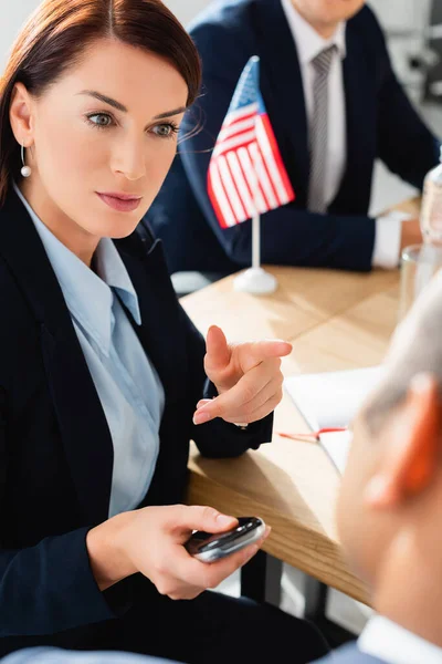 Correspondent Met Dictafoon Die Politicus Interviewt Tijdens Persconferentie Wazige Voorgrond — Stockfoto