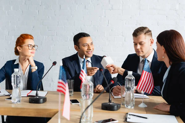 Journalist Met Microfoon Interviewt Politici Tijdens Partijcongres Wazig Voorgrond — Stockfoto