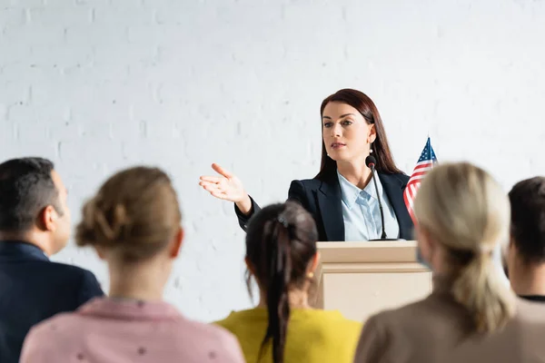 Orador Señalando Con Dedo Los Votantes Sala Conferencias Borrosa Primer — Foto de Stock