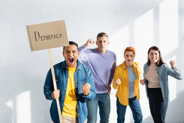 Indiana Irritado Homem Segurando Cartaz Com Democracia Inscrição Perto Irritado — Fotografia de Stock