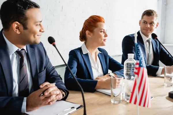 Lächelnde Multikulti Politiker Beim Parteitag — Stockfoto