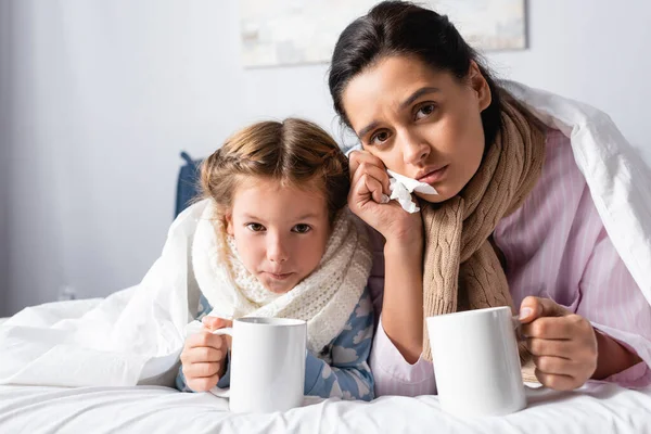 Malade Femme Bouleversée Fille Regardant Caméra Tout Étant Couché Dans — Photo