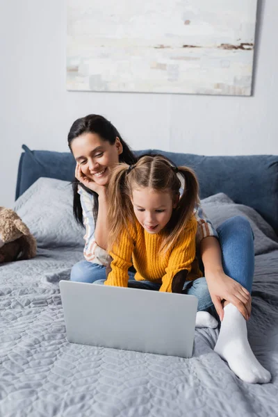 Mãe Feliz Olhando Para Filha Usando Laptop Quarto — Fotografia de Stock