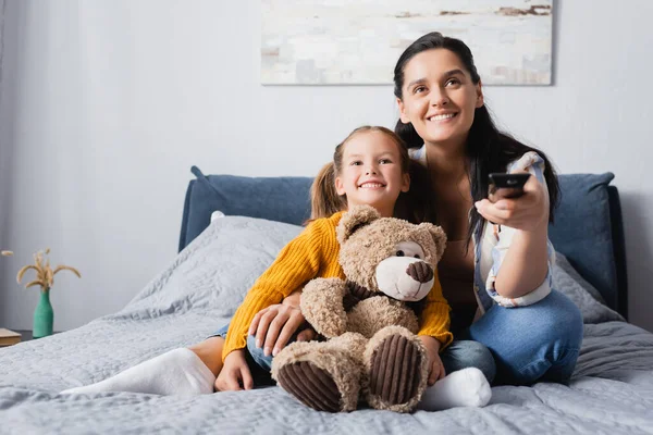 Femme Joyeuse Tenant Télécommande Tout Regardant Film Avec Fille — Photo