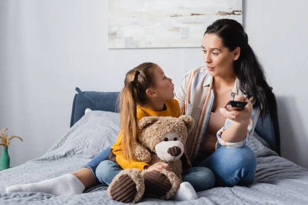 Excité Mère Fille Regardant Autre Tout Regardant Télévision Dans Chambre — Photo