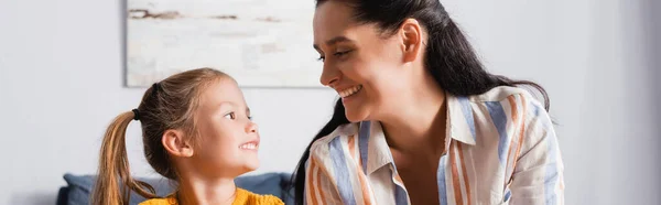 Feliz Madre Hija Mirándose Casa Pancarta — Foto de Stock