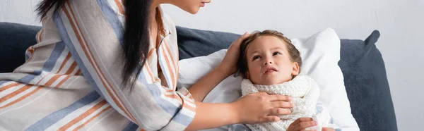Ibu Menyentuh Anak Sakit Berbaring Tempat Tidur Dengan Syal Hangat — Stok Foto