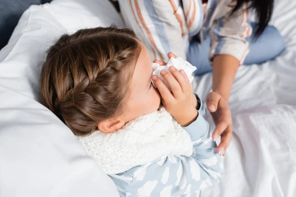 Overhead View Child Sneezing Paper Napkin Mother Blurred Background — Stock Photo, Image