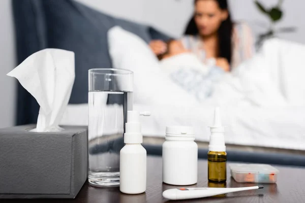 Sängbord Med Mediciner Glas Vatten Och Termometer Nära Sjukt Barn — Stockfoto