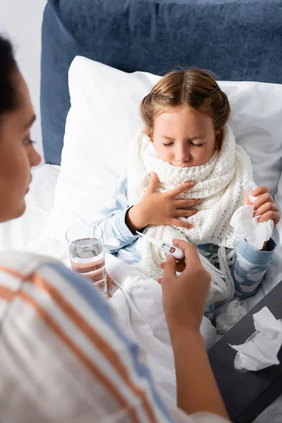 Niña Enferma Con Los Ojos Cerrados Tocando Pecho Sosteniendo Servilleta — Foto de Stock