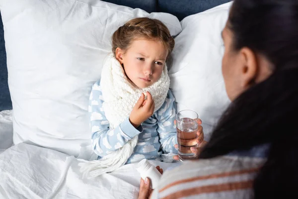 Fille Malade Tenant Pilule Près Mère Tenant Verre Eau Sur — Photo