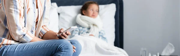 Mulher Conversando Telefone Celular Perto Criança Doente Deitada Cama Fundo — Fotografia de Stock