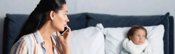 Worried Mother Looking Diseased Daughter While Calling Mobile Phone Banner — Stock Photo, Image