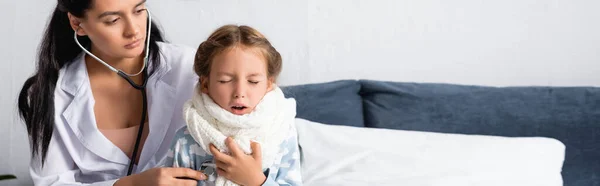 Doctor Examining Coughing Girl Stethoscope Home Banner — Stock Photo, Image