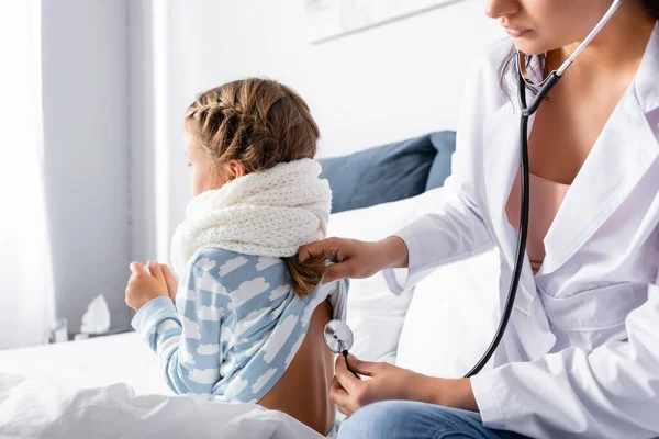 Médico Examinando Una Niña Enferma Sentada Cama Con Estetoscopio — Foto de Stock