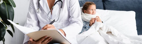 Doctor Writing Prescription Sick Upset Child Lying Bed Banner — Stock Photo, Image