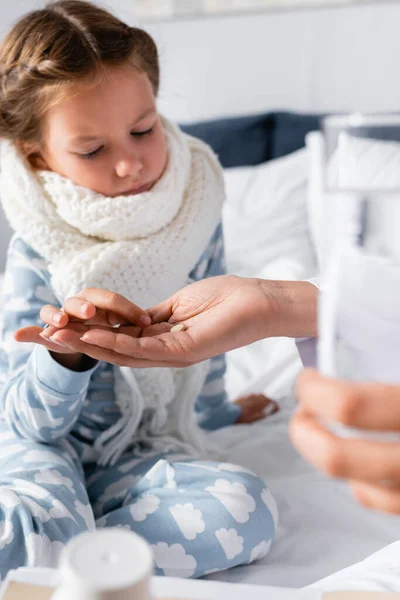 Médico Dando Píldora Vaso Agua Niña Enferma Primer Plano Borrosa — Foto de Stock