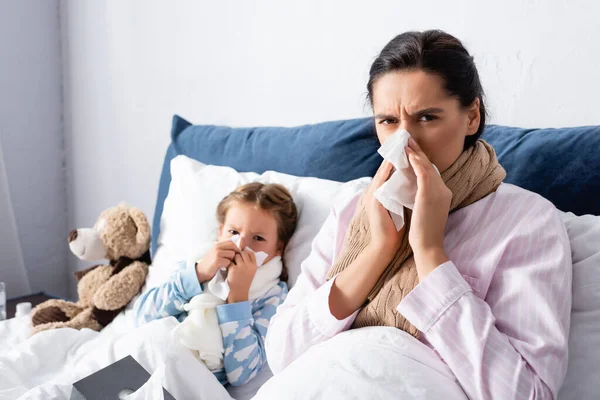 Diseased Mother Child Sneezing Paper Napkins While Looking Camera — Stock Photo, Image