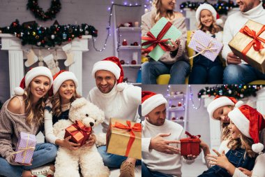 Noel Baba şapkalı neşeli aile kolajı Noel 'de dekore edilmiş oturma odasında hediyeler tutuyor. 