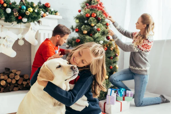 Selective Focus Happy Kid Sweater Cuddling Labrador Parents Decorating Christmas — Stock Photo, Image