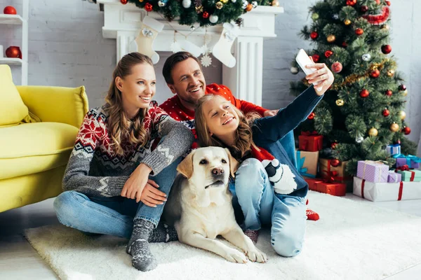 Mädchen Macht Selfie Mit Fröhlichen Eltern Und Hund Dekorierten Wohnzimmer — Stockfoto