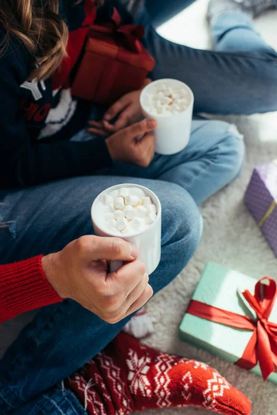 Cropped View Man Woman Holding Cocoa Marshmallows Cups — Stock Photo, Image