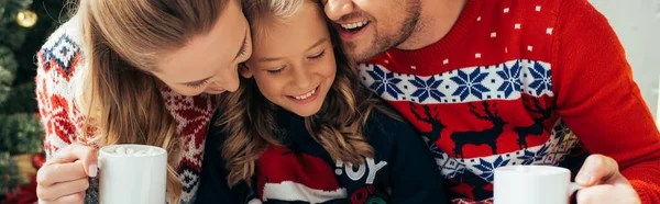 Família Feliz Suéteres Segurando Copos Com Bebidas Natal Banner — Fotografia de Stock