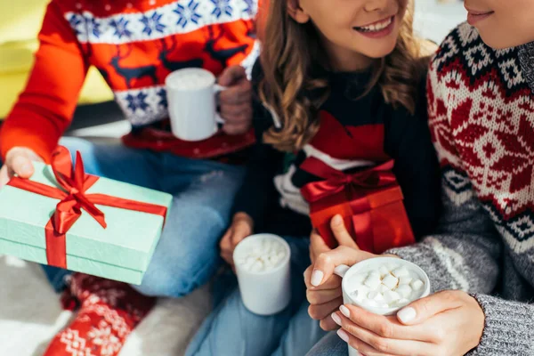 Abgeschnittene Ansicht Einer Familie Pullovern Die Weihnachten Tassen Mit Getränken — Stockfoto