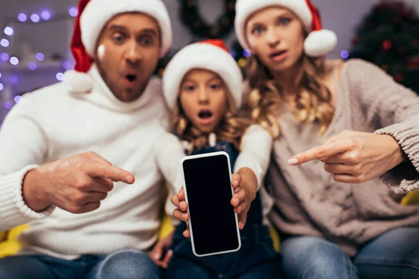 Smartphone Med Tom Skärm Och Suddig Chockad Familj Bakgrunden — Stockfoto